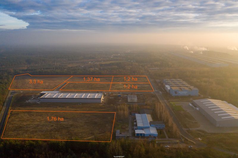 Zdjęcie prezentuje tereny inwestycyjne przy ul. Przemysłowej. Widok od strony ul. Bałtowskiej